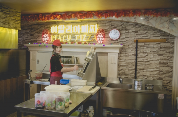 這間意大利披薩店位於平壤「未來科學家大街」反映出北韓未來。　(卓犖攝)
