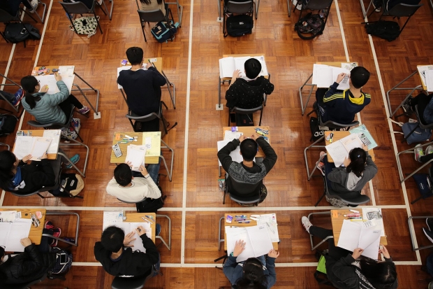 中學時代考試，往往是考記憶，如今電腦手機都能做到。　(網上圖片)