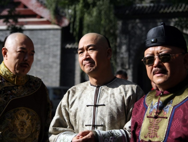 乾隆一朝，和珅官至內閣首席大學士、領班軍機大臣、吏部尚書、戶部尚書、刑部尚書及內務府總管，比堪稱該朝「第一才子」的紀曉嵐，只出任禮部尚書及大學士，官職都要高。　(網上圖片)