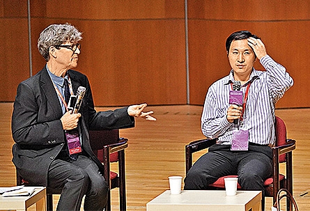 賀建奎現身第二屆人類基因組編輯國際峰會,講解基因編輯嬰兒的試驗。(資料圖片) 賀建奎現身第二屆人類基因組編輯國際峰會,講解基因編輯嬰兒的試驗。(資料圖片)