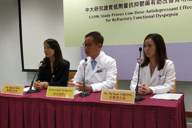 中大醫學院腸胃及肝臟科教授胡志遠(圖中)和臨床心理學家陳雅文(圖左)均指出,難治性胃功能失調患者,可能同時有壓力和情緒問題。 中大醫學院腸胃及肝臟科教授胡志遠(圖中)和臨床心理學家陳雅文(圖左)均指出,難治性胃功能失調患者,可能同時有壓力和情緒問題。