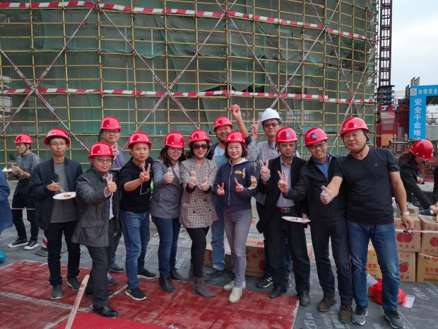 事事親力親為，注重每一細節，封頂儀式標誌一個階段的勝利。　(受訪者提供)