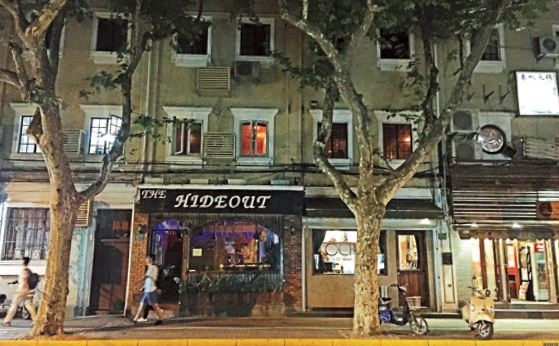 上海的一間Speak Low酒吧位於法租界大街上，一樓是一家賣調酒用品的小店，很不起眼。店員不會告訴你通往二樓的門在哪裏，要自己摸索，上了二樓之後，才見酒吧。(網上圖片)