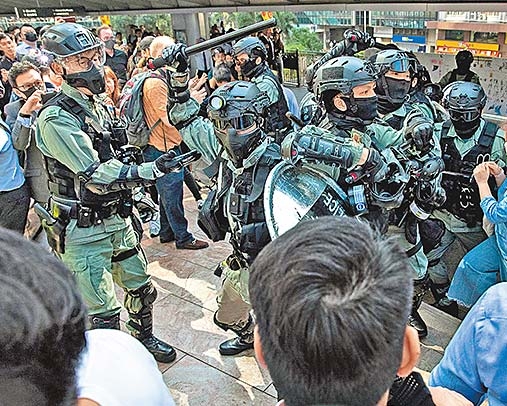 說到底,「群眾」情緒之所以能夠被燃起,是因為民眾對政府不滿意。(路透圖片) 說到底,「群眾」情緒之所以能夠被燃起,是因為民眾對政府不滿意。(路透圖片)
