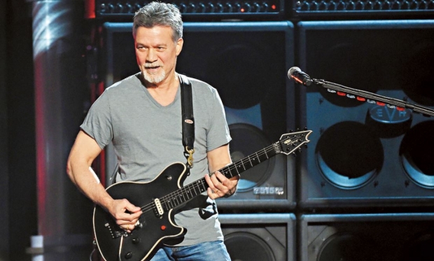 Edward Van Halen彈結他極具爆發力的表演方式，讓他有「搖滾結他之神」的美名，還被譽為是二十世紀最具影響力、最有獨創性和最有天賦的搖滾結他手 之一。(網上圖片)