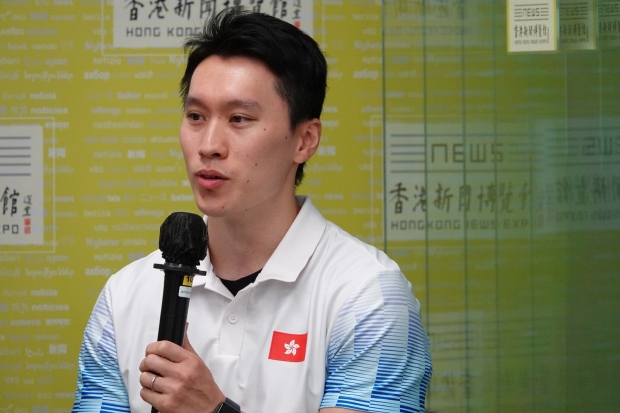 香港體操隊教練吳翹充表示，認為當運動員遇到困難時，也要學習適應、接受改變，才會有進步。
