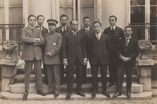 1919年，中國歐洲考察團在巴黎的合影。右二為蔣百里、左五為梁啓超、左二為張君勱。左一應為1919年巴黎和會中國五人代表團之一的劉崇傑。　(網上圖片)