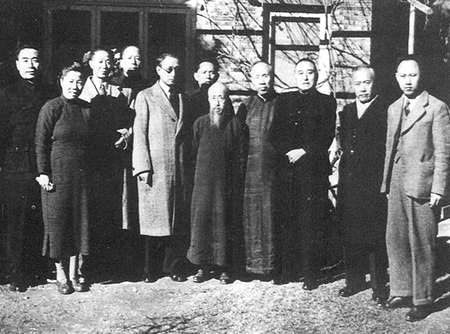 1946年11月14日，中共代表宴請民盟負責人，左起周恩來、鄧穎超、羅隆基、李維漢、張申府、章伯鈞、沈鈞儒、董必武、黃炎培、張君勱、王炳南。　(網上圖片)