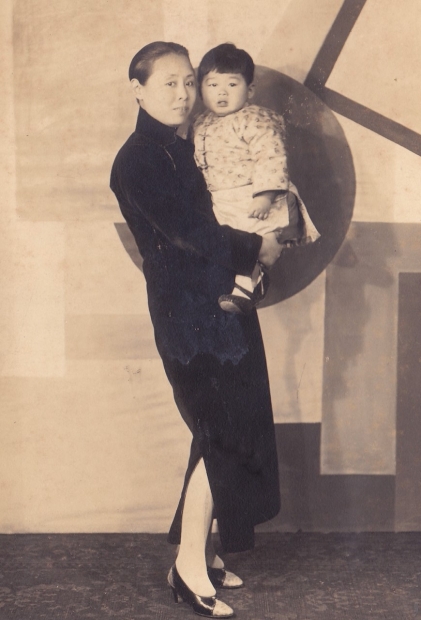 張幼儀和她與徐志摩的長子徐積鍇(1918年出生)。　(網上圖片)