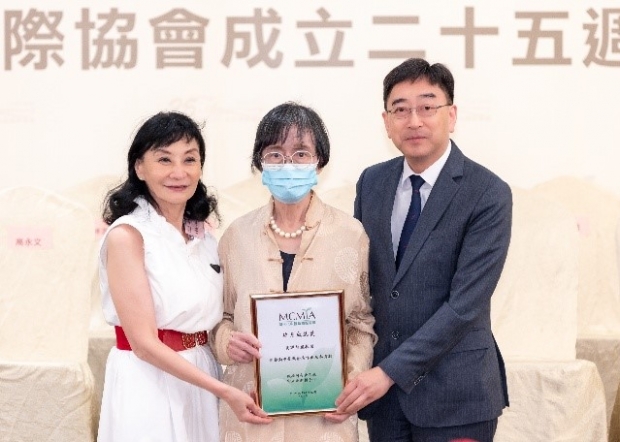 高永文醫生及周薇薇榮譽會長代表頒發「終身成就獎」給黃譚智媛教授