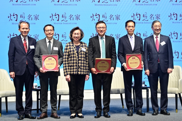 灼見名家傳媒董事局主席潘燊昌博士(右)、文灼非社長(左)致送紀念品予主講嘉賓楊何蓓茵(左三)、張炳良(左二)、陳家強(右三)和主持陳景祥(右二)。