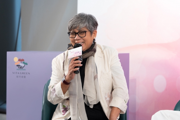 曾確診肺癌的歌手黑妹（李麗霞）以樂觀的態度，加上女兒的支持照顧，跨過癌症難關。