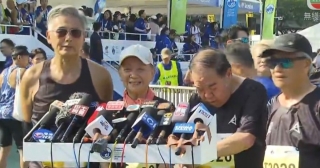 周潤發陪圈中老友參戰渣打馬拉松10K志在打招呼