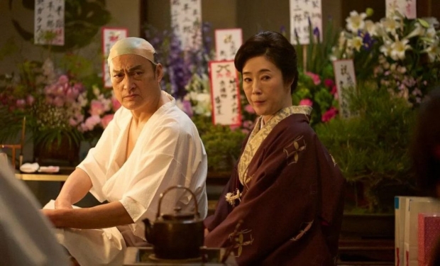 劇場後台一景。左側為花井半二郎，右側為花井半二郎之妻・幸子(寺島忍飾演)。(網上圖片)