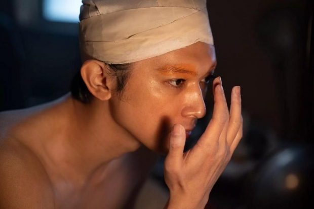 喜久雄準備演出前的化妝一景。(網上圖片)