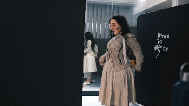 張君洳表示，會在排練過程不同調整以人手製作的面具，讓角色的情緒更立體