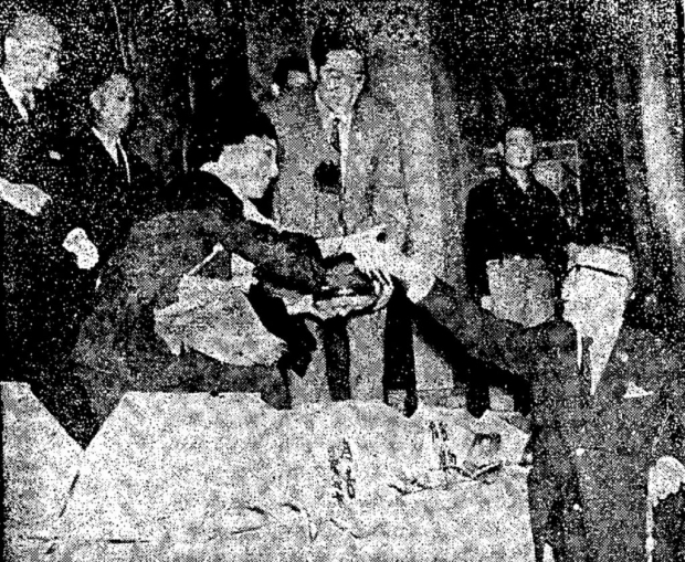 鄧碧雲參加油麻地街坊會籌款建校義演，演《萬惡淫為首》，效法新馬師曾以乞兒缽接受捐款。圖片擷取自1966年2月6日《華僑日報》。