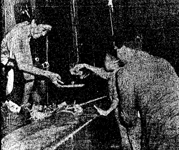 慈善伶王新馬師曾演《萬惡淫為首》一劇時在舞臺上「乞」善款。圖片擷取自1958年1月28日《華僑日報》。