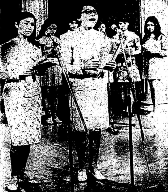 任劍輝(前右)、白雪仙(前左)在無線電視賑災義演大會中，帶領雛鳳鳴劇團成員演唱《李後主．去國歸降》。圖片擷取自1972年6月26日《華僑日報》。