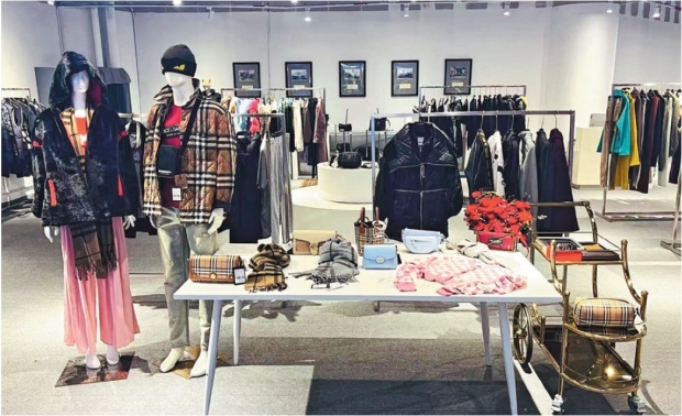 賴雁浪與網購出身夥伴在海口開設實體零售店「真心選」，毗鄰的「新海港」為海南自貿港十個「二線口岸」之一，當地主要客運輪渡碼頭。　(受訪者提供)