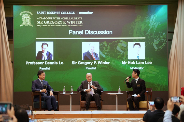 聖若瑟書院年輕傑出校友、香港大學醫科生李學霖先生主持座談會環節，與溫格雷爵士及中文大學校長盧煜明教授暢談新世代的科學議題，以及作為學生應如何裝備自己，在未來面對種種挑戰和機遇。
