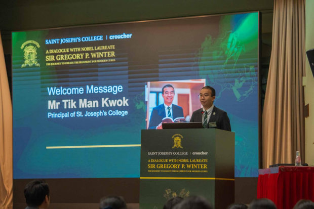 聖若瑟書院校長郭廸民先生向在場嘉賓及師生致歡迎辭。