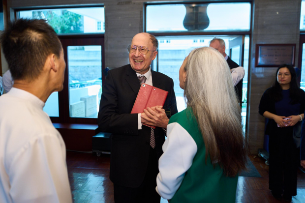 諾貝爾獎得主溫格雷爵士。