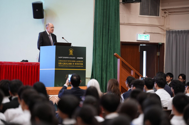 溫格雷爵士向聖若瑟書院師生講解新型抗體藥物的相關發展，以及其研究諾貝爾獎得獎項目的過程與感受。