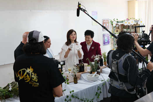在墨西哥中醫藥大學校長李美虹博士帶領下體驗現場製造健康飲品。