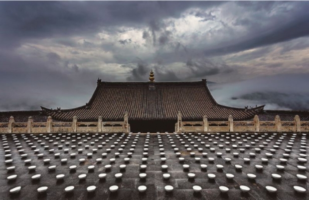 張羽《上水》(裝置)，行為、水、10000隻碗，五台山佑國寺，2016年