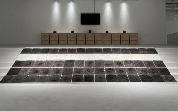 張羽《入泥的肉身──覺知之山 202311-04》，黑泥、電窯燒，2018-2023年