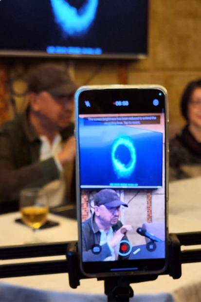 張羽在香港現代水墨畫會與香港畫友交流