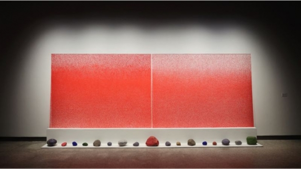 張羽《落指飛紅 20211022-20230731》(裝置)，指印行為、亞克力板、鵝卵石、丙烯顏料，189.5 x 271.5 cm x 2，2021-2023年(湖北美術館藏)