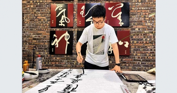 信報教育- 十二歲出版《水滸》畫集嶺大學生何世煒貫通中西藝術