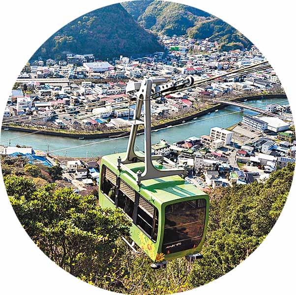 下田市乘搭數分鐘纜車便可登上寢姿山。