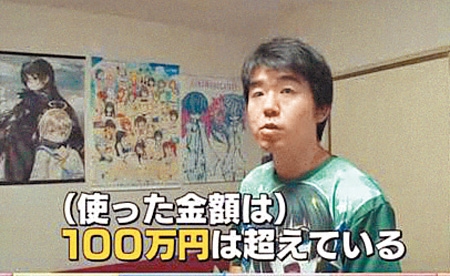 家中到處貼滿動漫海報，他自言已花了超過100萬日圓買動漫產品。