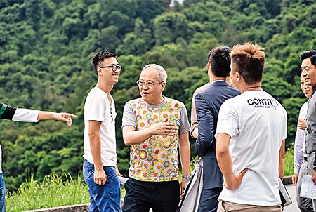 如今他經常走到前線去工作，與其他工作人員打成一片。（受訪者圖片）