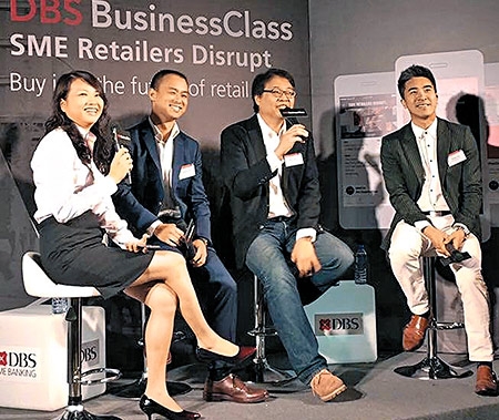 佘雋知（左二）活躍於社會事務，多次出席座談會分享推動香港創新科技的經驗。（受訪者圖片）