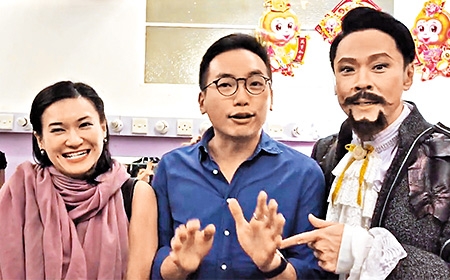楊岳橋去看陳志雲（右一）的舞台劇，同行女友（左一，兩人最近訂婚）被陳拉入鏡頭內。（陳志雲社交網頁圖片）