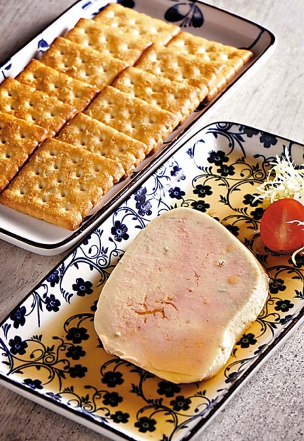 一般鵝肝大多採用煎煮做法，免除不了油膩感。利用低溫、慢煮、酒浸的方法，味道就更為輕盈。