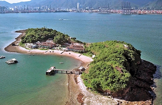 新界最北的小島鴨洲，鄰近深圳鹽田港， 面積約有四座足球場大小。