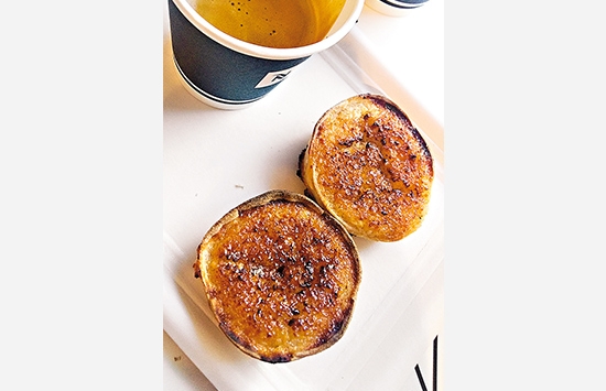 品嘗肉桂芝士撻（Queijadas de Sintra）時本地人愛配上咖啡， 以中和其甜味。