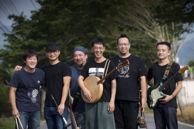 生祥樂隊：（左起）福島紀明（鼓）、黃博裕（嗩吶）、 早川徹（Bass）、林生祥（主唱、月琴）、 吳政君（敲擊）、大竹研（結他）