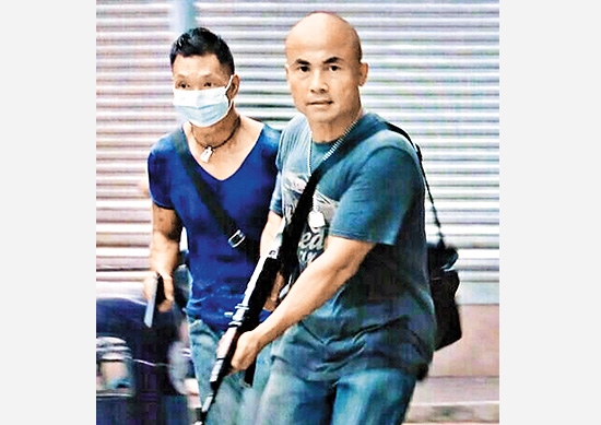 他（右）曾客串電視劇《警界線》，飾演悍匪。（《警界線》劇照）