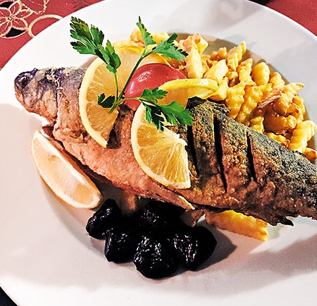 匈牙利吃的炸魚，十居其九是鱒魚，其實味道不差。