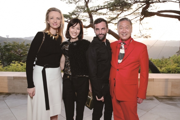 完騷後大合照，右起包括山本寬齋、Nicolas Ghesquière、山本演員千金山本未來，以及品牌執行副總裁Delphine Arnault。