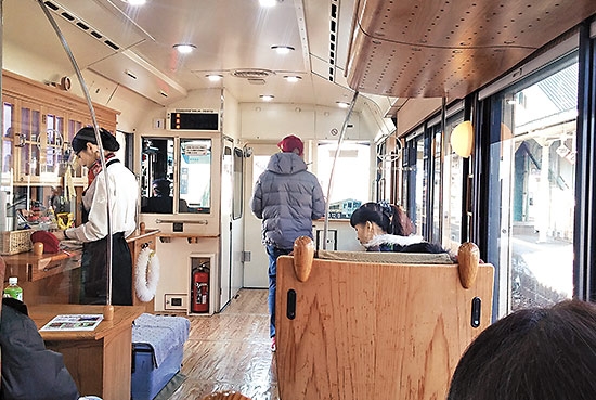 車廂內的裝修及布置，都用上飫肥杉，充滿本土味，車上還有不少精美紀念品出售。