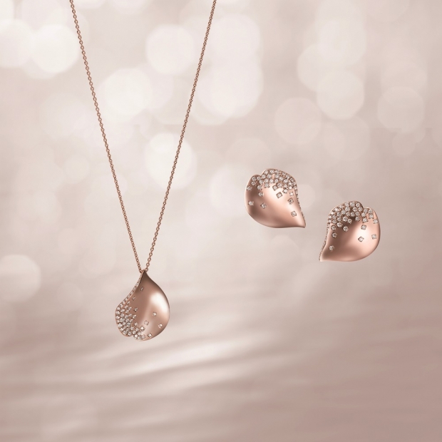 左：MIKIMOTO Pétales Collection Les Pétales de Ginza 18K粉紅金鑽石吊墜，HK$37,700。（GP 00939 I，鑽石總重約0.36克拉）
右：MIKIMOTO Pétales Collection Les Pétales de Ginza 18K粉紅金鑽石耳環HK$49,500。（GE 00350 I，鑽石總重約0.29克拉+0.29克拉）