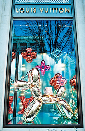 Jeff Koons曾與多個企業合作推出產品，圖為他與Louis Vuitton合作的櫥窗。（法新社圖片）