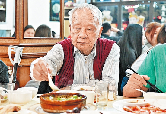 叔公嗜吃，也愛下廚，是我爸爸（劉健威）的飲食啟蒙老師。